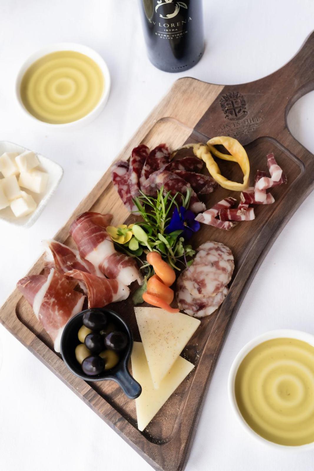Saints Hills Cantina Višnjan Екстериор снимка